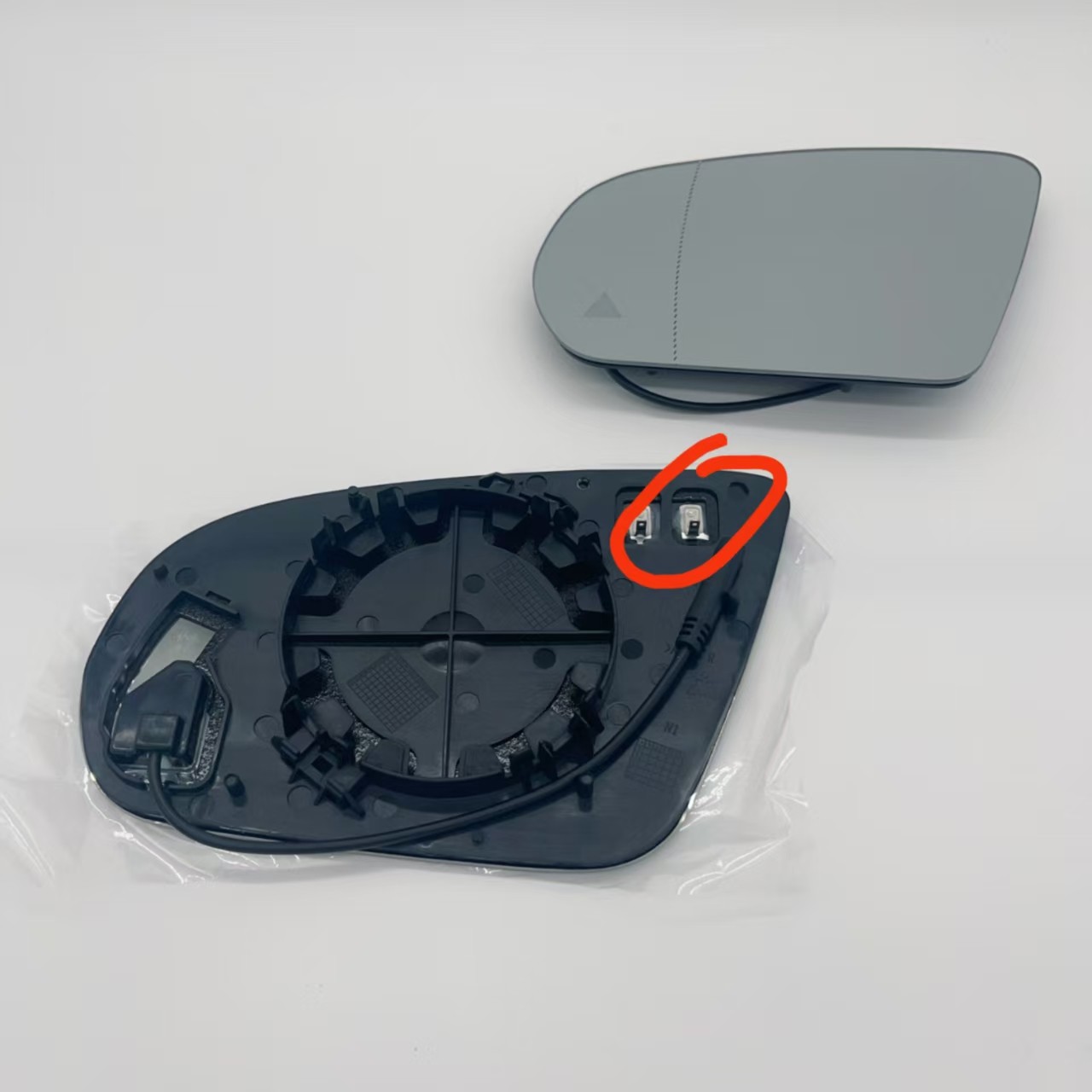 Spatele oglinzii — conector LED